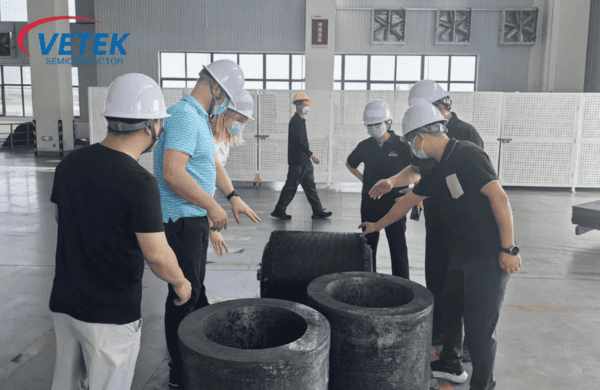 Vitajte zákazníkov na návšteve továrne na produkty z uhlíkových vlákien spoločnosti Veteksemicon